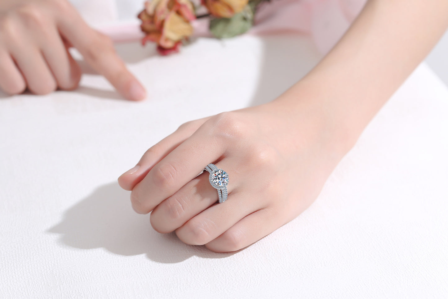 [JYJZZ179] （Regine	）Synthetic Moissanite 2CT S925 Sterling Silver Inlay Half Round Wrap Six Claw Closed Design Fashion Premium Feeling Ring.